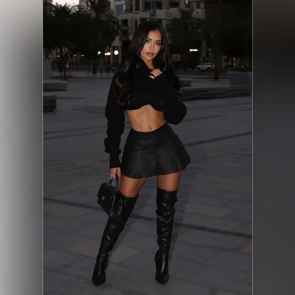 Black Turtleneck Cropped Sweater - Picture 3 of 3